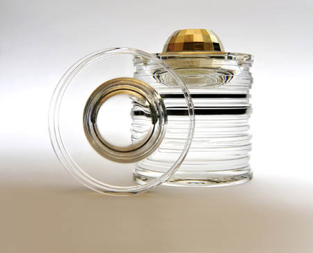 顶级美妆品牌clé de peau BEAUTÉ CPB肌肤之钥,自1982年诞生以来,不断开创美妆界的传奇故事,2012年更为庆祝全球CPB肌肤之钥30周年庆,特别推出全美妆市场上至今最高收藏价纪录的顶级乳霜「金致乳霜三十周