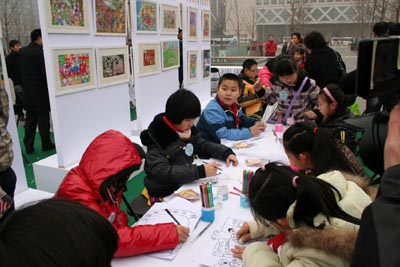 【2012年3月19日 花王 上海讯】2012年3月17日,在北京西单文化广场,花王(中国)投资有限公司与环境保护部宣传教育中心共同主办的“清洁节水中国行 一家一年一万升”宣传活动启动仪式暨首站北京活动盛大举行。
