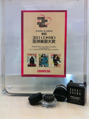 近日,美容行业年度大型的盛会——时尚COSMOPOLITAN 2011年美容大奖颁奖典礼于在上海世博演艺中心隆重举行,作为一年一度美容品牌年度隆重的盛会,再次权威盘点年度美容产品。专业彩妆品牌BOBBI BROWN流云眼线膏在此