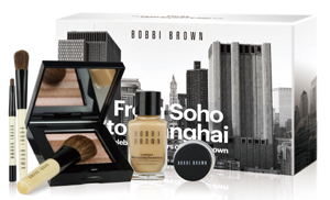 2005年8月,BOBBI BROWN在北京复兴门百盛开设了在中国大陆的第一家专柜,开幕仪式上BOBBI BROWN全球总裁Maureen Case女士亲临现场:“这是一个令人惊喜的品牌,它在帮助你扮靓的同时,依然呈现出你最本真的自己。”