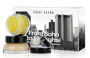 2005年8月,BOBBI BROWN在北京复兴门百盛开设了在中国大陆的第一家专柜,开幕仪式上BOBBI BROWN全球总裁Maureen Case女士亲临现场:“这是一个令人惊喜的品牌,它在帮助你扮靓的同时,依然呈现出你最本真的自己。”