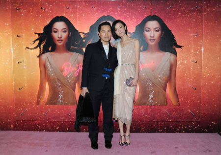 杜鹃身着Phillip Lim为其特别设计的流金飞舞晚装,并使用流金飞舞彩妆打造当晚的巨星妆容
