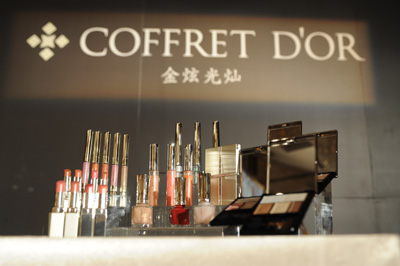 2009年7月23日,上海宏安瑞士大酒店迎来了一场绚丽演出,日本Kanebo旗下的进口彩妆品牌COFFRET D