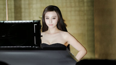 由好莱坞国际班底为巴黎欧莱雅全新打造的深层修护系列洗护产品广告大片正在全国热播,之前引起网友热烈讨论的神秘广告女主角人选终于揭开面纱——她便是巴黎欧莱雅代言人范冰冰!